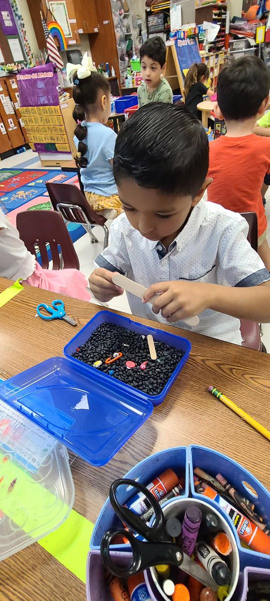 Lgascencio's tweet photo. Explorando cuáles objetos son atraídos por un imán. #atraer #repeler #dual #ciencias #prek @scholarpride https://t.co/2n5cLV6MWN