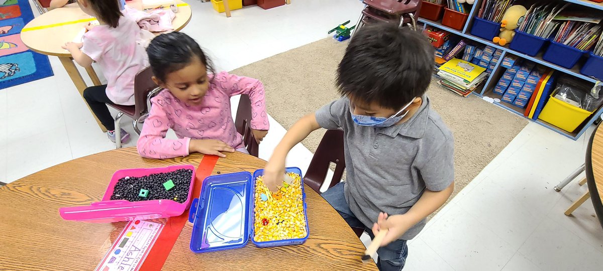 Lgascencio's tweet photo. Explorando cuáles objetos son atraídos por un imán. #atraer #repeler #dual #ciencias #prek @scholarpride https://t.co/2n5cLV6MWN