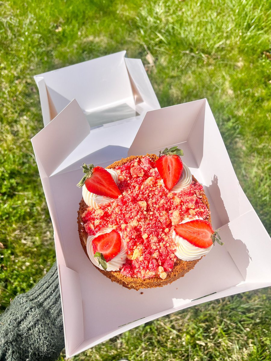 Strawberry crunch cheesecake. 🍓