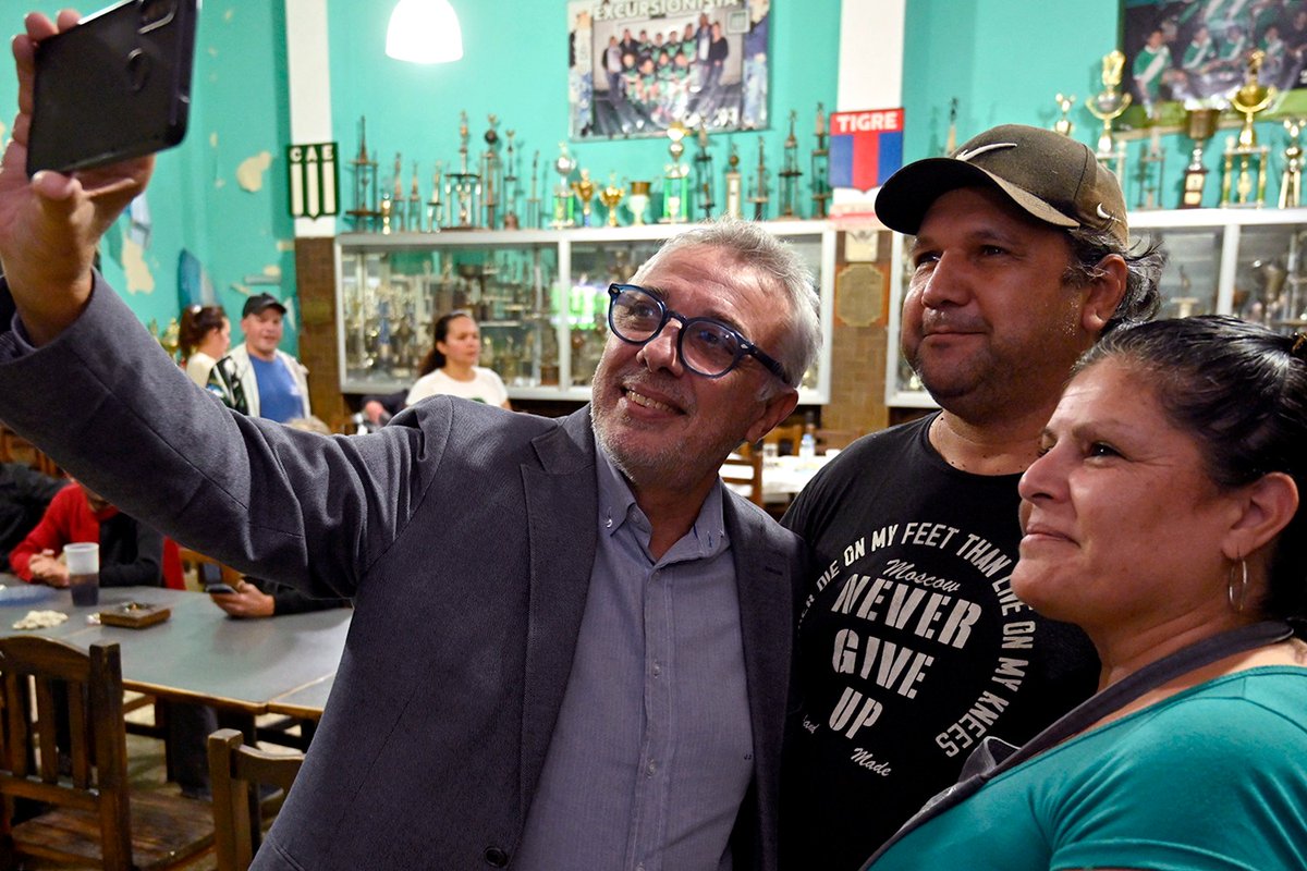 ZamoraJulio's tweet photo. Me reuní con las comisiones directivas de los clubes Solís y Excursionistas de Tigre centro con el objetivo de conocer sus necesidades y reforzar sus lazos con @MunicipioTigre. https://t.co/RWKp1sXF5e