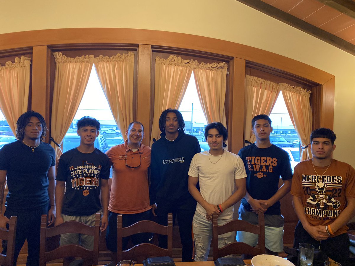 dan_infante08's tweet photo. Day before the district finale and decided to start a new tradition with the senior guys..pre-meet gathering at Olive Garden. Trying to take care of the guys that took care of the program these last few years! #TigerSWAG https://t.co/wmnOXSXz7O