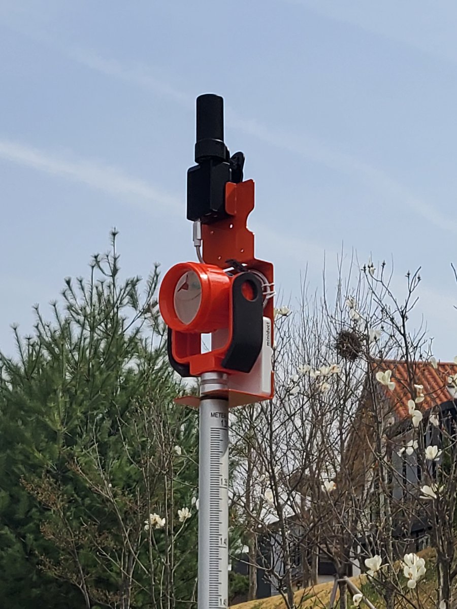ppsol_gnss's tweet photo. A 🇰🇷government geospatial agency began adopting RTK2Us for quick and easy surveying. The surveyors nicknamed it "𝗖𝗼𝗺𝗽𝗮𝗰𝘁 𝗚𝗡𝗦𝗦". 
We made a bracket for the poles where #RTK2U is easily attached with a clip.
▶ https://t.co/09ziVghEcA

#PPSolution #GPS #RTK #LX https://t.co/ZX3JkYSeho