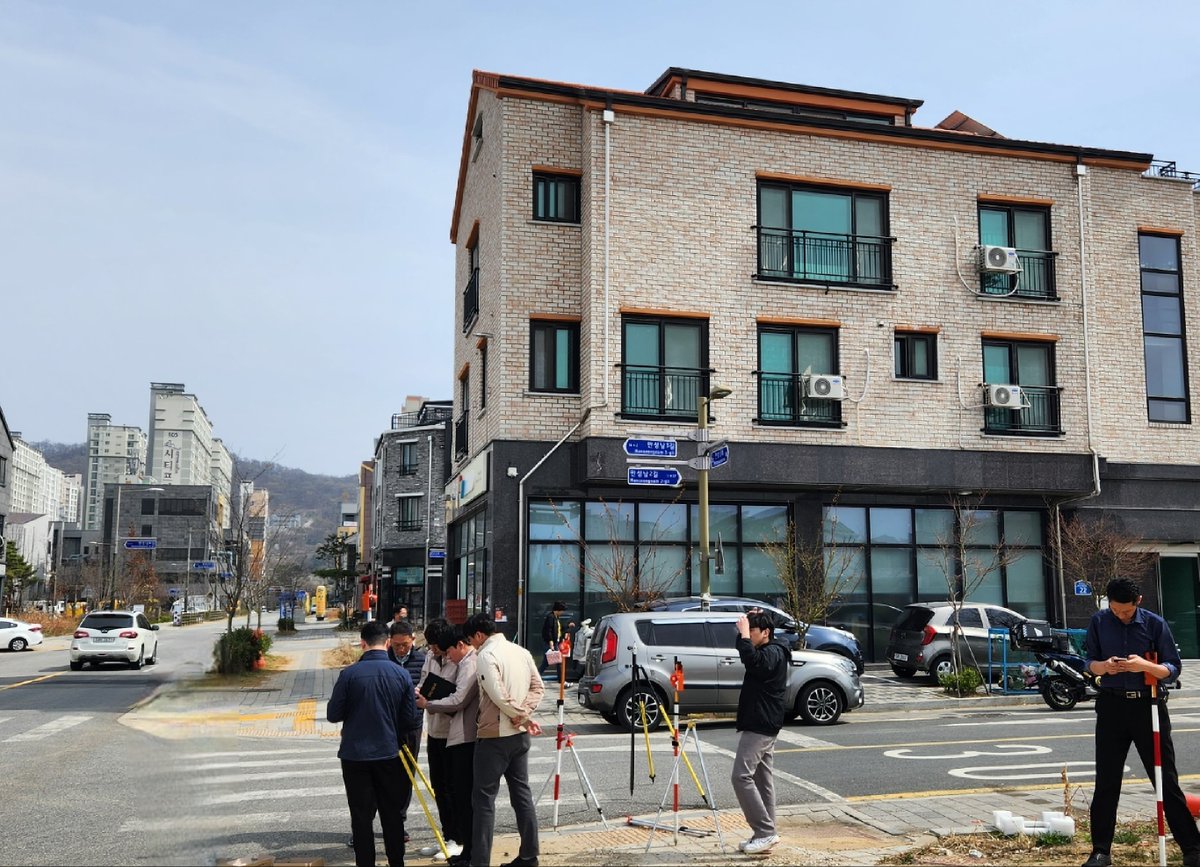 ppsol_gnss's tweet photo. A 🇰🇷government geospatial agency began adopting RTK2Us for quick and easy surveying. The surveyors nicknamed it "𝗖𝗼𝗺𝗽𝗮𝗰𝘁 𝗚𝗡𝗦𝗦". 
We made a bracket for the poles where #RTK2U is easily attached with a clip.
▶ https://t.co/09ziVghEcA

#PPSolution #GPS #RTK #LX https://t.co/ZX3JkYSeho