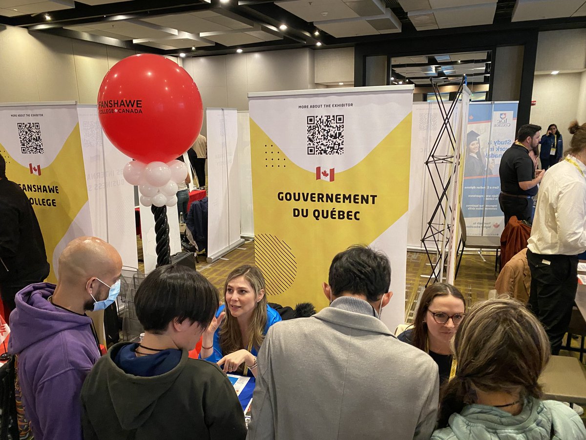 Gran afluencia en el stand de Quebec durante la feria <a href="/TheStudentWorld/">The Student World</a>  en Bogotà los 25 y 26 de marzo pasados. 💙🧑‍🎓⚜️