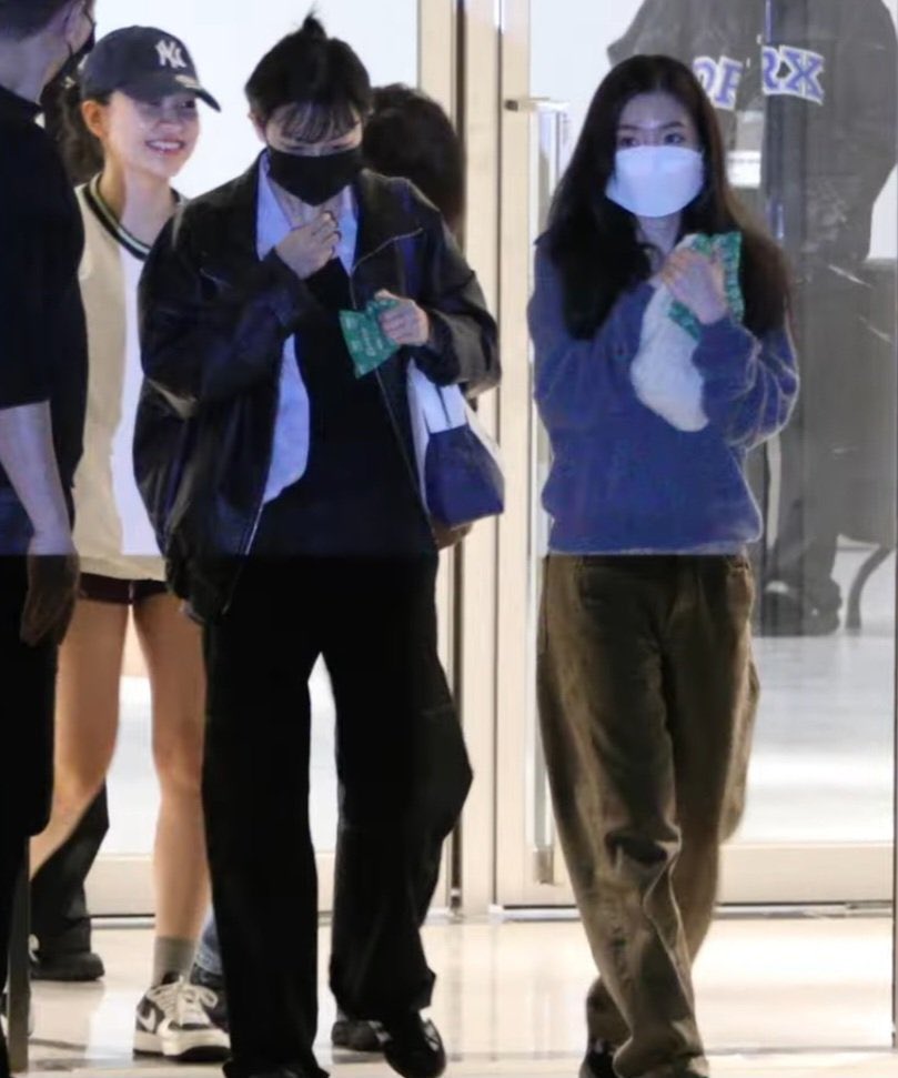 Seulrenethebae's tweet photo. Irene tiny Seulgi daddy 😭 https://t.co/JZ9SedWRp5