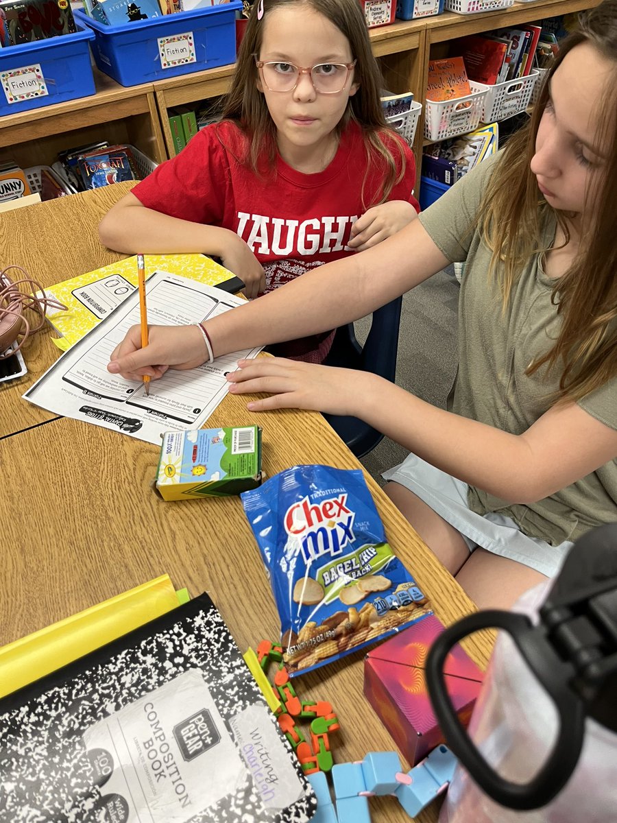 MsDuzich's tweet photo. Students used the Kagan Structure Sage and Scribe to review capitalization in their writing.  A great way to ensure equal partnership.  @VaughnElemFISD #vaughnspringtraining https://t.co/v5bSw7uOBg