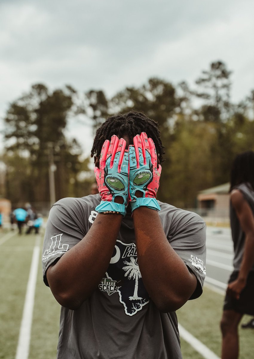 fredmouzon_33's tweet image. Jr szn loading 👽….. @247Sports @Rivals @CoachSchuman @DAWGHZERECRUITS @gobigrecruiting @RecruitNationSC @youareathlete @CoachCamWeeks @Coach_AcWhaley