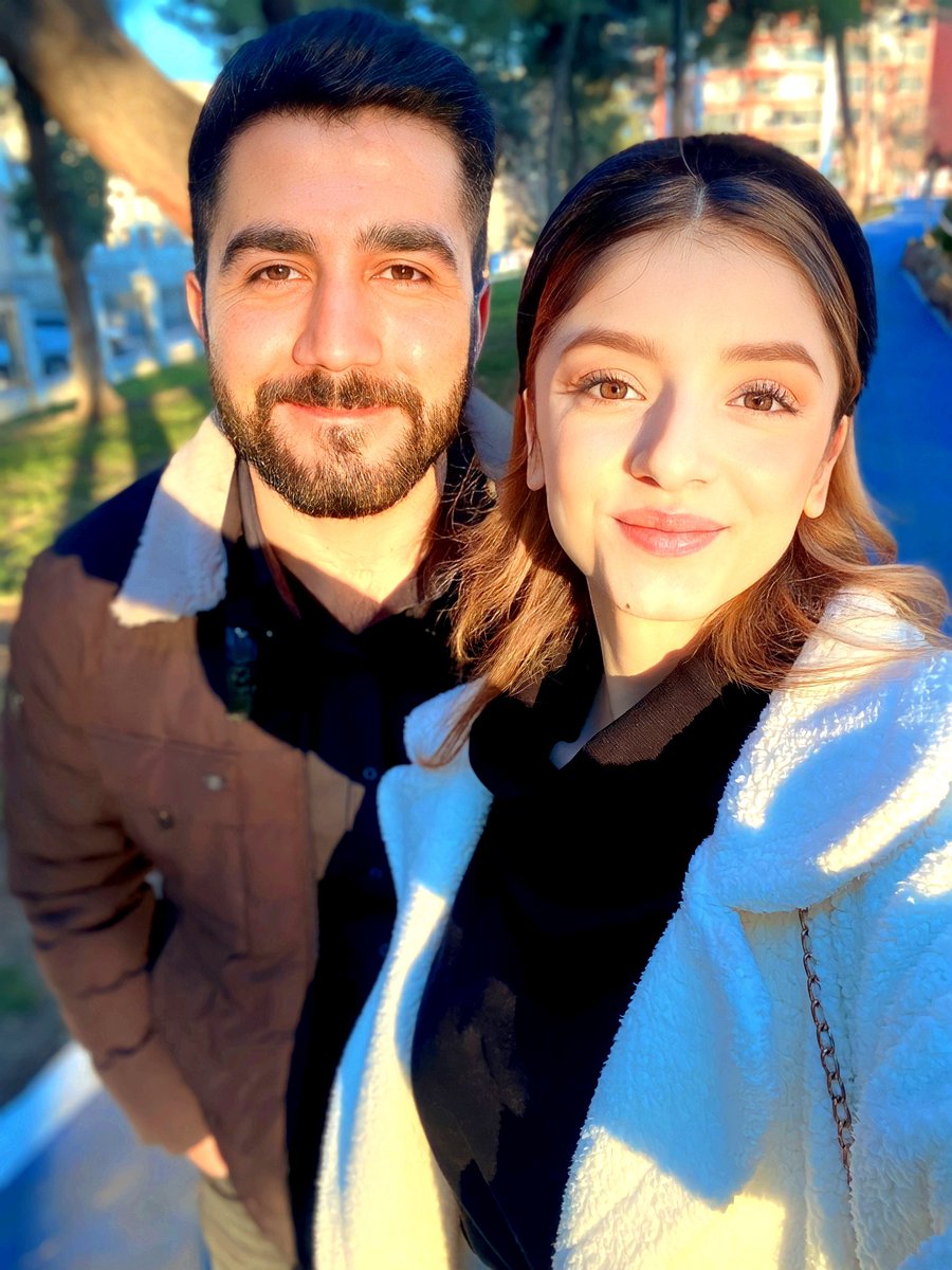 Sen yanımda olunca herşeyi halledermişim hissi beni elimden tutup ayağa kaldırıyor