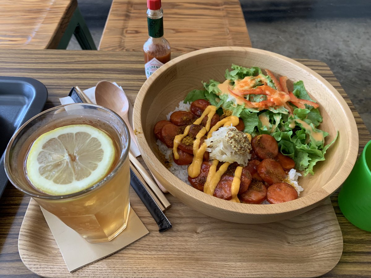 datura2185's tweet photo. お昼は入谷のボルテックスカフェでカリーヴルスト丼。初めて見るメニュー。
ケチャップです炒めたソーセージにカレー粉をふりかけご飯にドン。
ジャンクテイスト満点。ボリュームも食べ応えあり。
今度家でも作ってみよう。
#VORTEXCAFE 
#ランチ
#入谷 https://t.co/soj0UpZNSx
