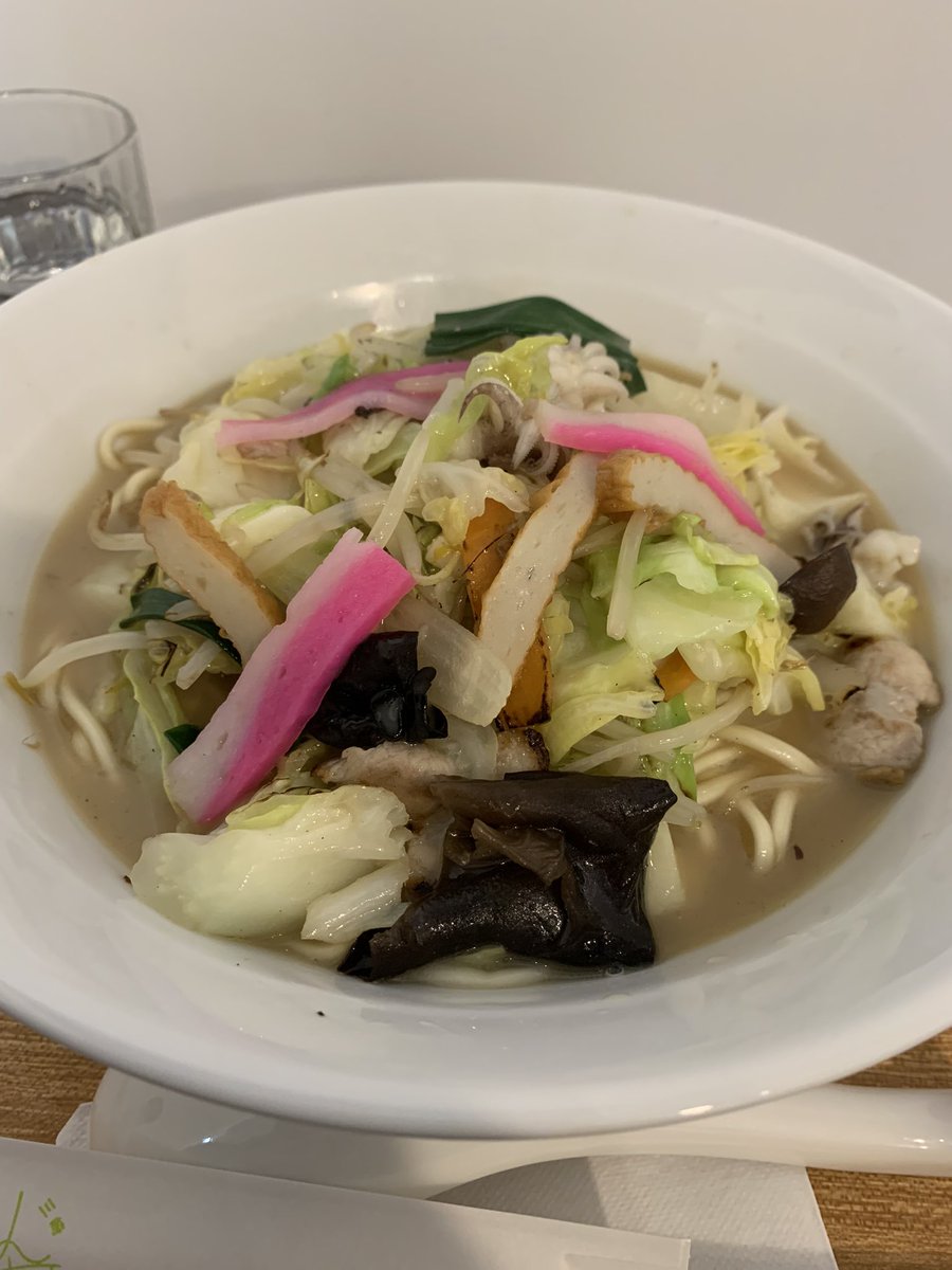 oser691's tweet photo. お昼ご飯は三崎港の「ちゃんぽん軒」さんのチャンポンを食べました❗️
今まで生きてきた中で一番美味しいチャンポンでした😊厨房の中には以前，お見かけしたような方がいらしたんですが・・・😆

#ちゃんぽん軒
#ご馳走様でした❗️
#人生で一番美味しいチャンポン
#お店頑張ってください！ https://t.co/kneOgUDdnl