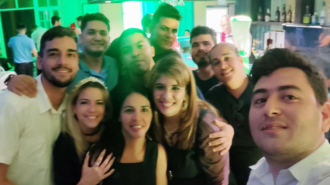 Hoy nuestro #4deAbril estuvo lleno de juventud, de alegría, de ilusión por un futuro asegurado, sobre todo en la operación de la red. Nuestra misión:seguir enseñando y acompañando a ese gran tren que viene pisando fuerte. <a href="/Etecsa_Cuba/">ETECSA</a> se entusiasma con la vibra de la #UJC. #Cuba