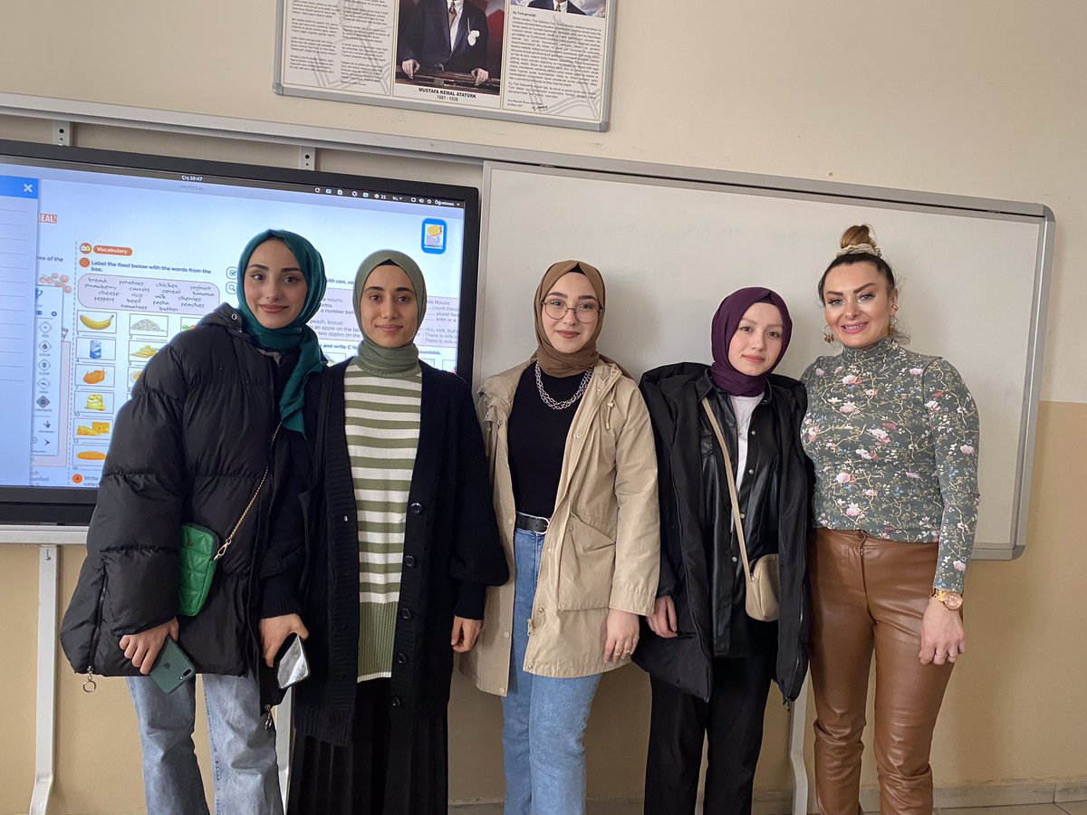beyzovvski's tweet photo. Birimiz doktor birimiz öğretmen birimiz sosyal hizmetçi diğermiz de geleceğin sağlıkçısı olarak biz şimdi mezun olduğumuz ortaokuldaki kardeşlerimize örnek anlatıldığımızı öğrendik… öyle güzel his ki… onlar gibisi olmadı denmiş hep… hiçbir yılım o yıllar gibi olmadı benim de🤍 https://t.co/8jbbrGRu8U