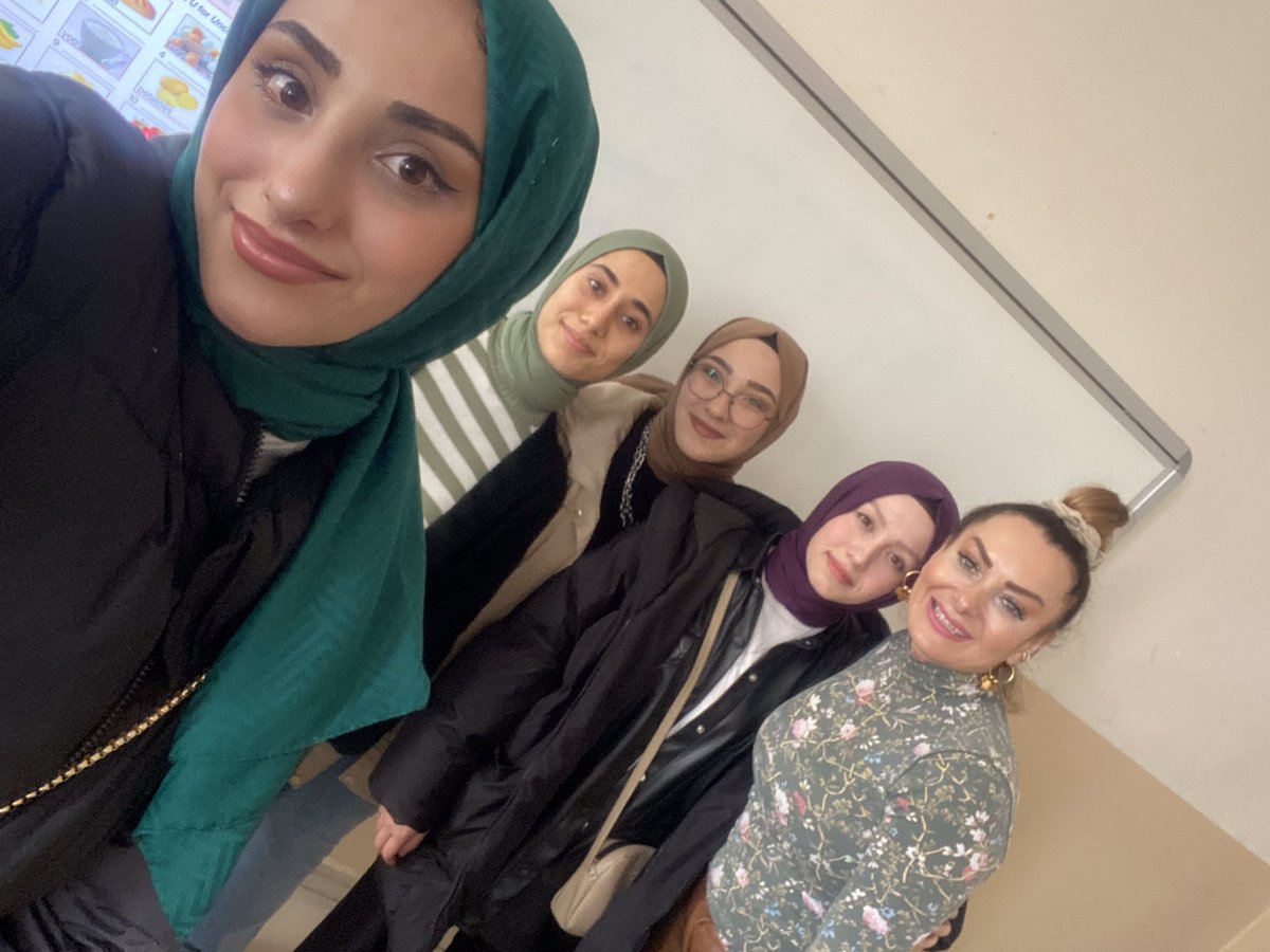 beyzovvski's tweet photo. Birimiz doktor birimiz öğretmen birimiz sosyal hizmetçi diğermiz de geleceğin sağlıkçısı olarak biz şimdi mezun olduğumuz ortaokuldaki kardeşlerimize örnek anlatıldığımızı öğrendik… öyle güzel his ki… onlar gibisi olmadı denmiş hep… hiçbir yılım o yıllar gibi olmadı benim de🤍 https://t.co/8jbbrGRu8U