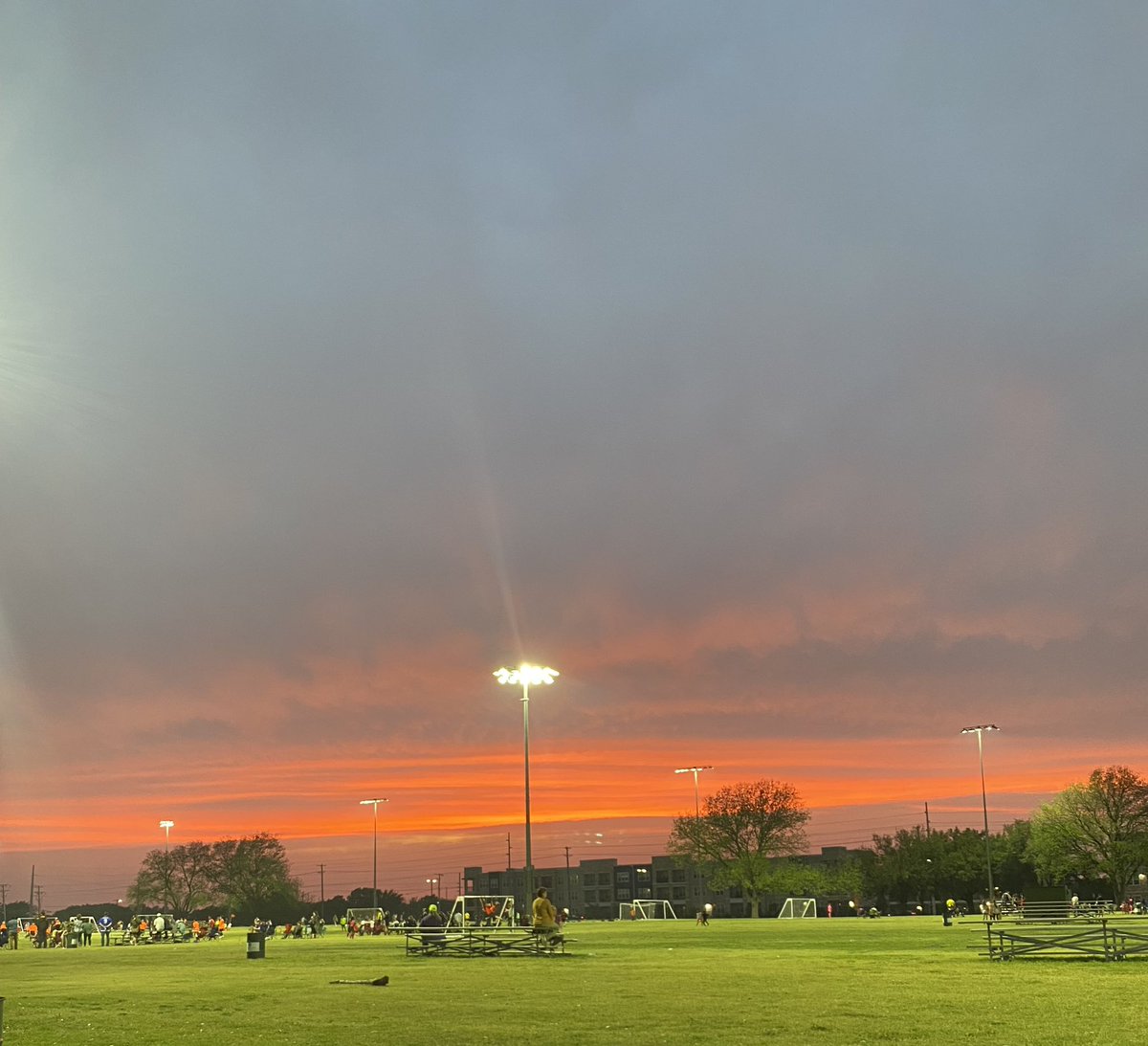 Mercedespink3's tweet photo. Noche de fútbol con la más pequeña de la casa 🏠  que rico es disfrutar el atardecer de esta manera y respirar aire puro 🙏🏼 #condiostodosinelnada  #mechenopara https://t.co/aoR7RxUAvi