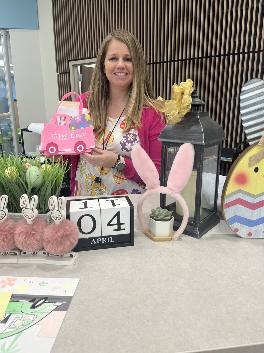 leslmeek's tweet image. Happy School Librarian Appreciation Day to @GOESLibrarian !!! What’s SPECIAL about our librarian is that she #transforms the library into a real life  BOOK=an unforgettable experience for readers and learners! @TISDGOES #GOblazeatrail