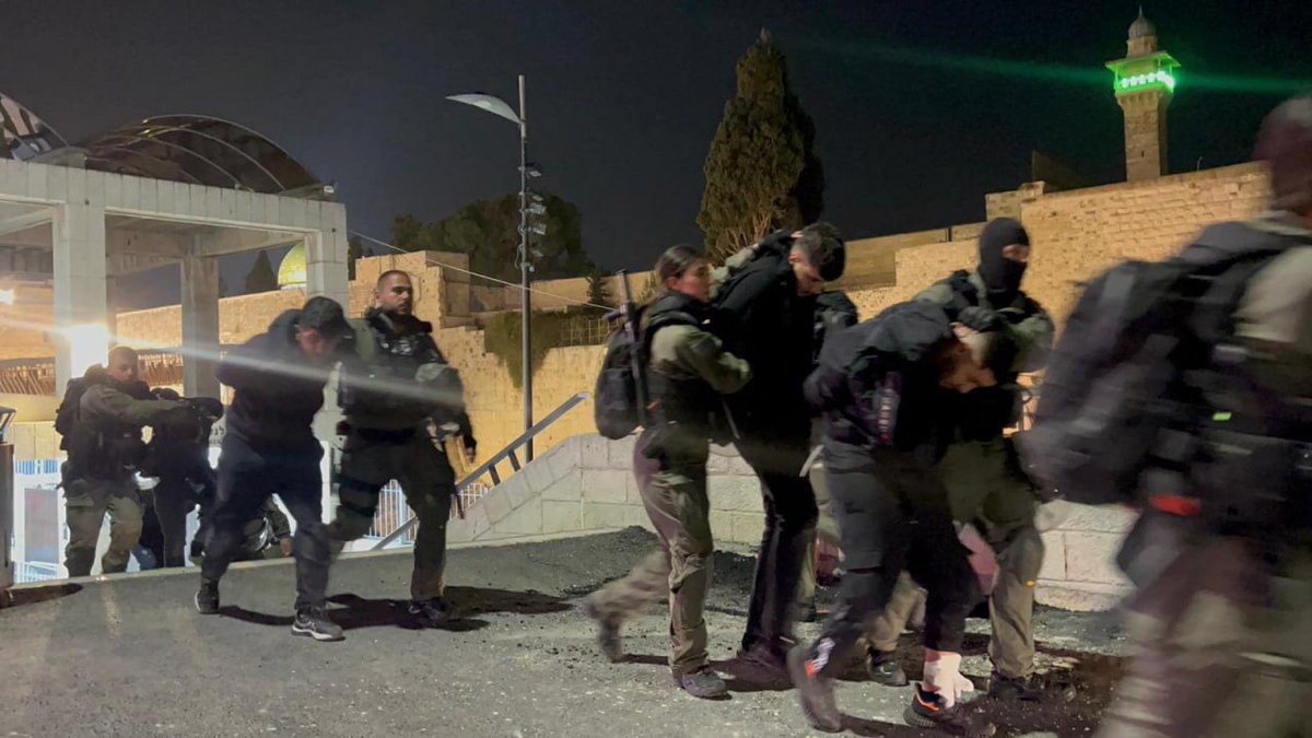 Timesofgaza's tweet photo. Despite their injuries, 200 Palestinian worshippers were detained from the Al-Aqsa Mosque after being aggressively assaulted by the lsraeli occupation forces. https://t.co/GufbGz2j44