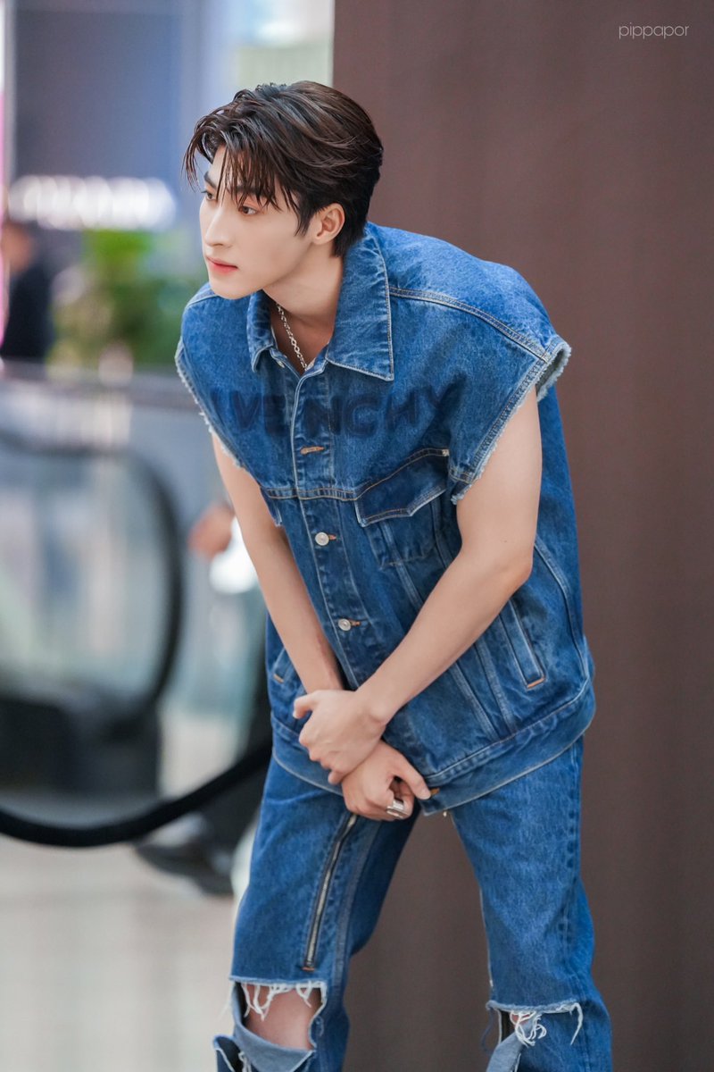 pippapor's tweet photo. 230404 Givenchy SS23 Collection Launch
น้องบลู กับ total look in Oversized sleeveless jacket in denim and Straight fit jeans in destroyed denim
#GivenchySS23
#Bluepongtiwat
@bluepongtiwat_ https://t.co/CvyepIH88c