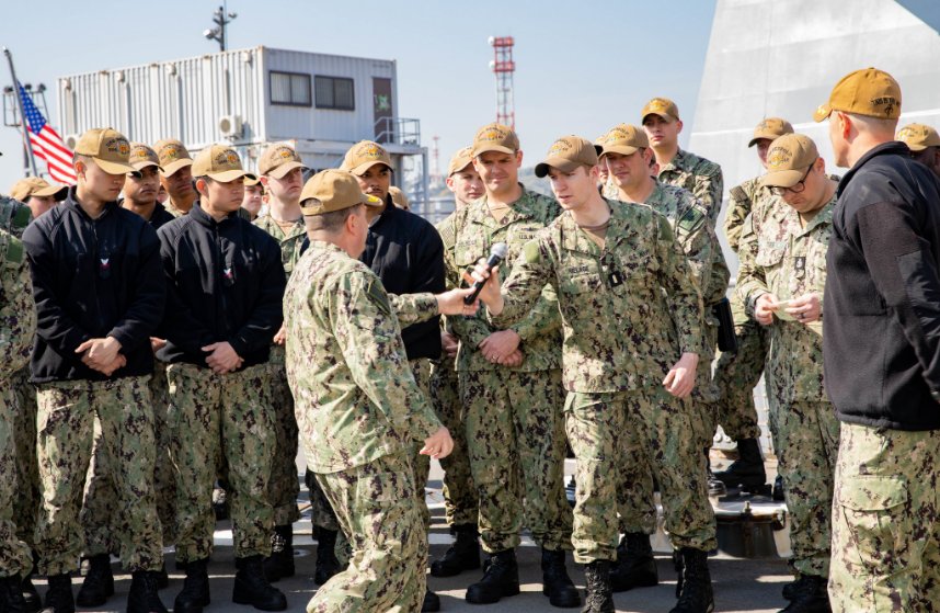 US7thFleet's tweet photo. Chief of Naval Personnel (CNP) Vice Adm. Rick Cheeseman, from Carney’s Point, New Jersey, visits Sailors assigned to the Arleigh Burke-class guided-missile destroyer USS Benfold (DDG 65) during a visit to Yokosuka, Japan.

#GetRealGetBetter | #CDSJapan | @MyNAVYHR https://t.co/X4MnbOwlks