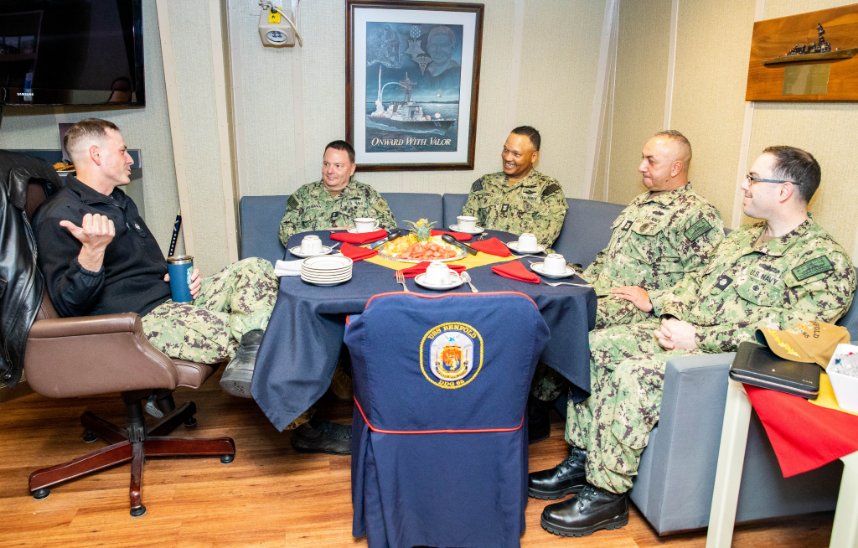 US7thFleet's tweet photo. Chief of Naval Personnel (CNP) Vice Adm. Rick Cheeseman, from Carney’s Point, New Jersey, visits Sailors assigned to the Arleigh Burke-class guided-missile destroyer USS Benfold (DDG 65) during a visit to Yokosuka, Japan.

#GetRealGetBetter | #CDSJapan | @MyNAVYHR https://t.co/X4MnbOwlks