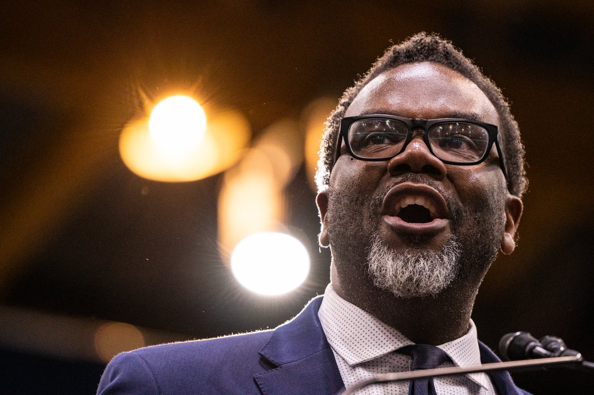 BlockClubCHI's tweet photo. BREAKING: Brandon Johnson has pulled ahead of Paul Vallas in the Chicago mayor's race. 

Johnson: 50.38%
Vallas: 49.62%

90% of precincts are reporting.
https://t.co/36r2jYKEPz https://t.co/LzRT5yLz4p