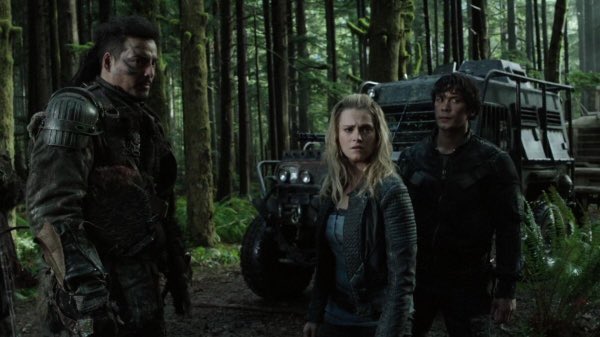 bellarkethinker's tweet photo. he‘s giving Tired™️ bodyguard in this scene https://t.co/hcguI7VAiU