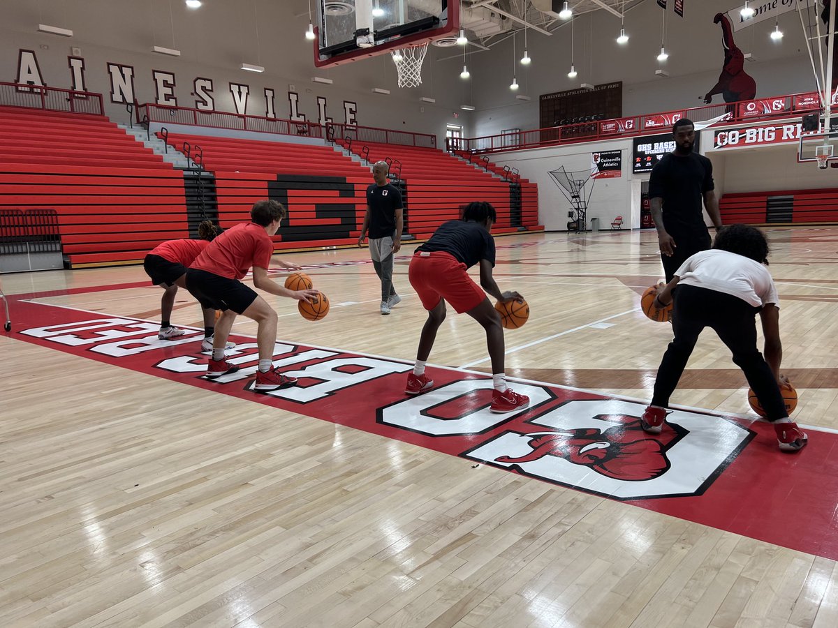 RedElephant_MBB's tweet photo. Guys getting some spring break work in‼️‼️ #Only1Way #GVLHoops https://t.co/olVUmi2A0k