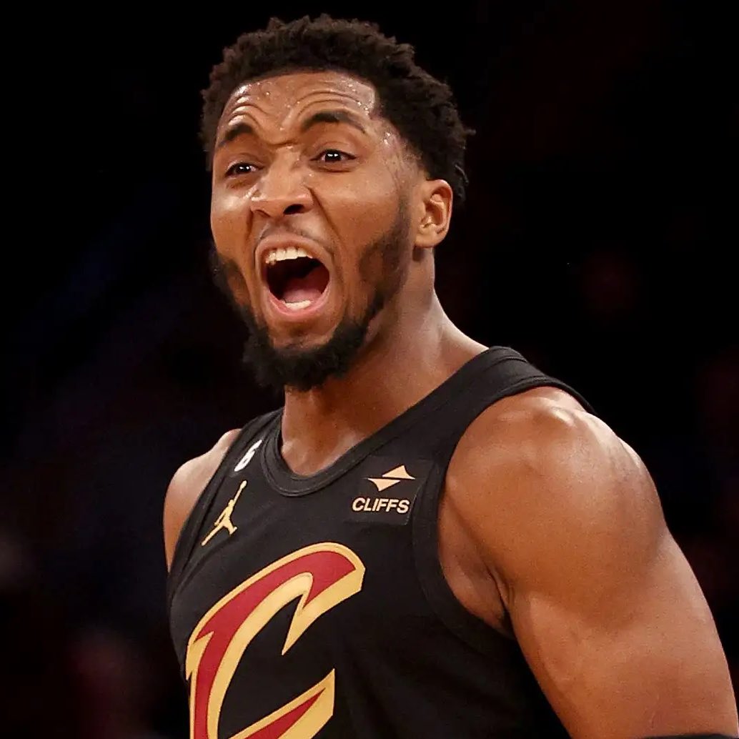 TheHoopCentral's tweet photo. Donovan Mitchell over the last 4 games:

44 Points - 5 Assists - 5 Rebounds
42 Points - 5 Assists - 4 Rebounds
40 Points - 1 Assist - 6 Rebounds
43 Points - 4 Assists - 5 Rebounds https://t.co/CLKIXMAeYN