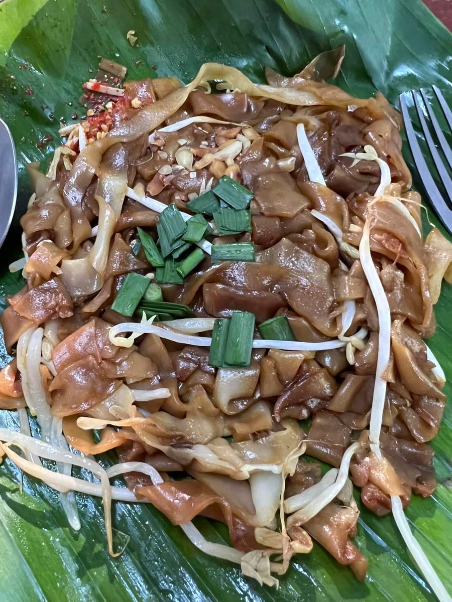 YinYinYangYang1's tweet image. หมี่ถังแตก น่าแปลกมีแค่เส้น ผักก็นิดหน่อย เพิ่มเงิน 10 บาทถ้าใส่ไข่ มีแค่นี้จริงๆ แต่อร่อยมาก อร่อยเพลินๆ ราคาเบามากๆ แค่เห็นก็หิวแล้ว