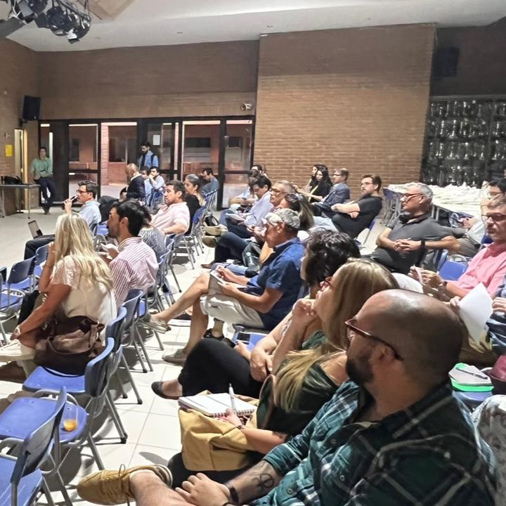 MuniColina's tweet photo. Este martes se llevó a cabo una reunión con centros de padres y apoderados, representantes de establecimientos educacionales y juntas de vecinos de los sectores de Chicureo, Chamisero, Piedra Roja y sus alrededores, en la que se analizó la problemática vial.
@imvalenzuela https://t.co/1Ubx8NoFUH