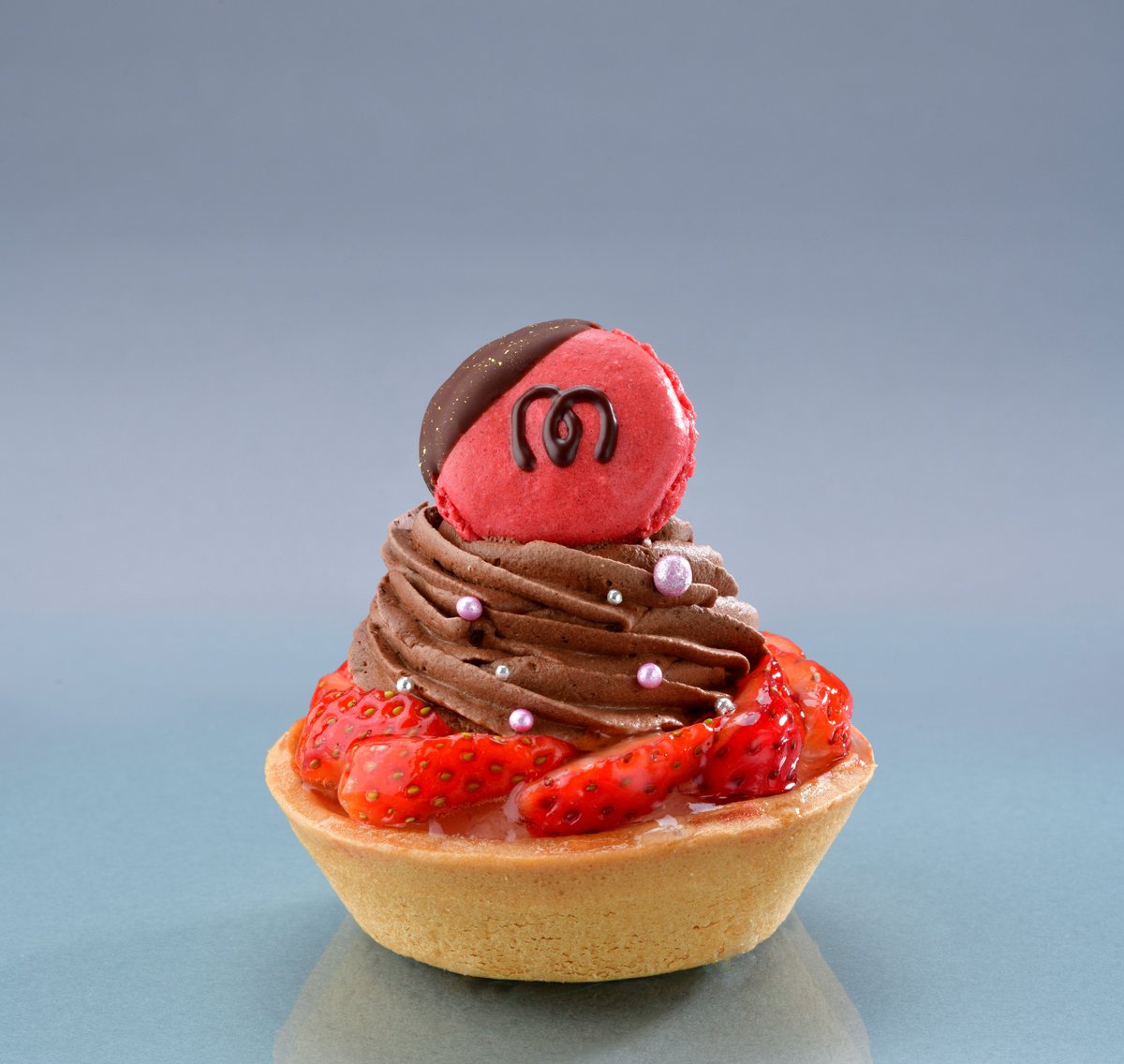 「マキシムトマトのチョコタルト」¥842(税込)
真っ赤ないちごをたっぷり使ったチョコタルトのベースにマキシムトマトをモチーフにしたマカロンをトッピング。
ひとくち食べればおいしさで元気いっぱいになれる一品です。kirbycafe.jp/petit/