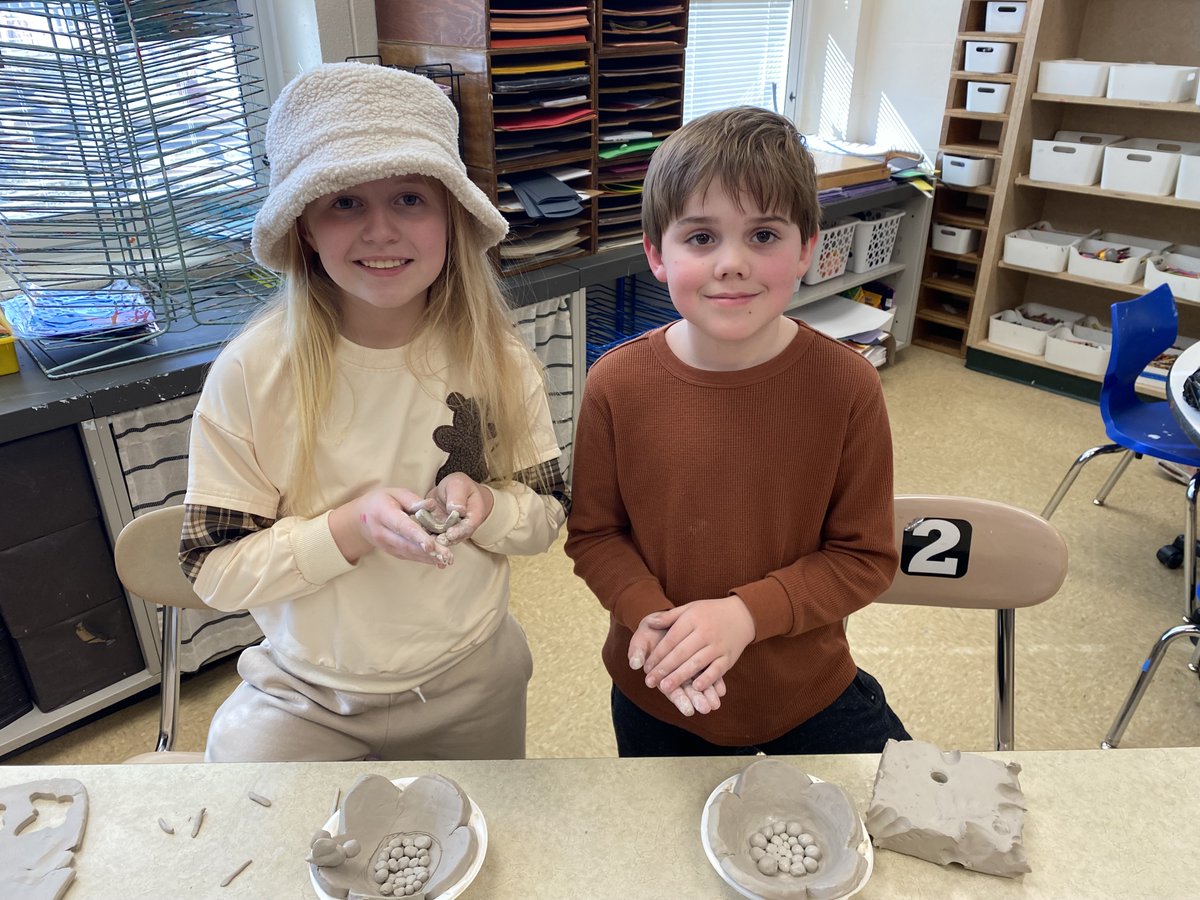 MrsMcKelveyArt's tweet photo. The second graders reviewed the parts of a flower and how to attach clay pieces together. Students learned about pollination and added pollinators to their flower bowls. These flower bowls look amazzzing! 🐝🦋🐝 #LFmoments #findingjoy67 #EverettSoars @LakeForestSD67.  . https://t.co/v18y1lwFI3