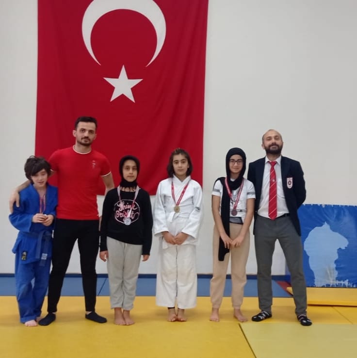 Okul sporları 44 kilo Küçükler Kız Judo müsabakalarında okulumuz adına katılan öğrencimiz Esila Akbaş 1️⃣. olmuştur. Antrenör ve öğrencimizi tebrik ederiz 👏 <a href="/bingolmem/">Bingöl MEM</a>