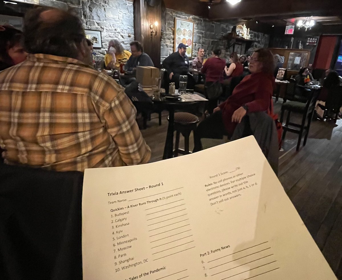 MikeOnesi's tweet photo. The Kingston @TMUalumni team took 4th place at the @queensu/@TorontoMet Interuniversity Alumni Trivia night. Had about 35 people take part. Thanks to everyone for participating. #ygk https://t.co/RgxghLnR1m