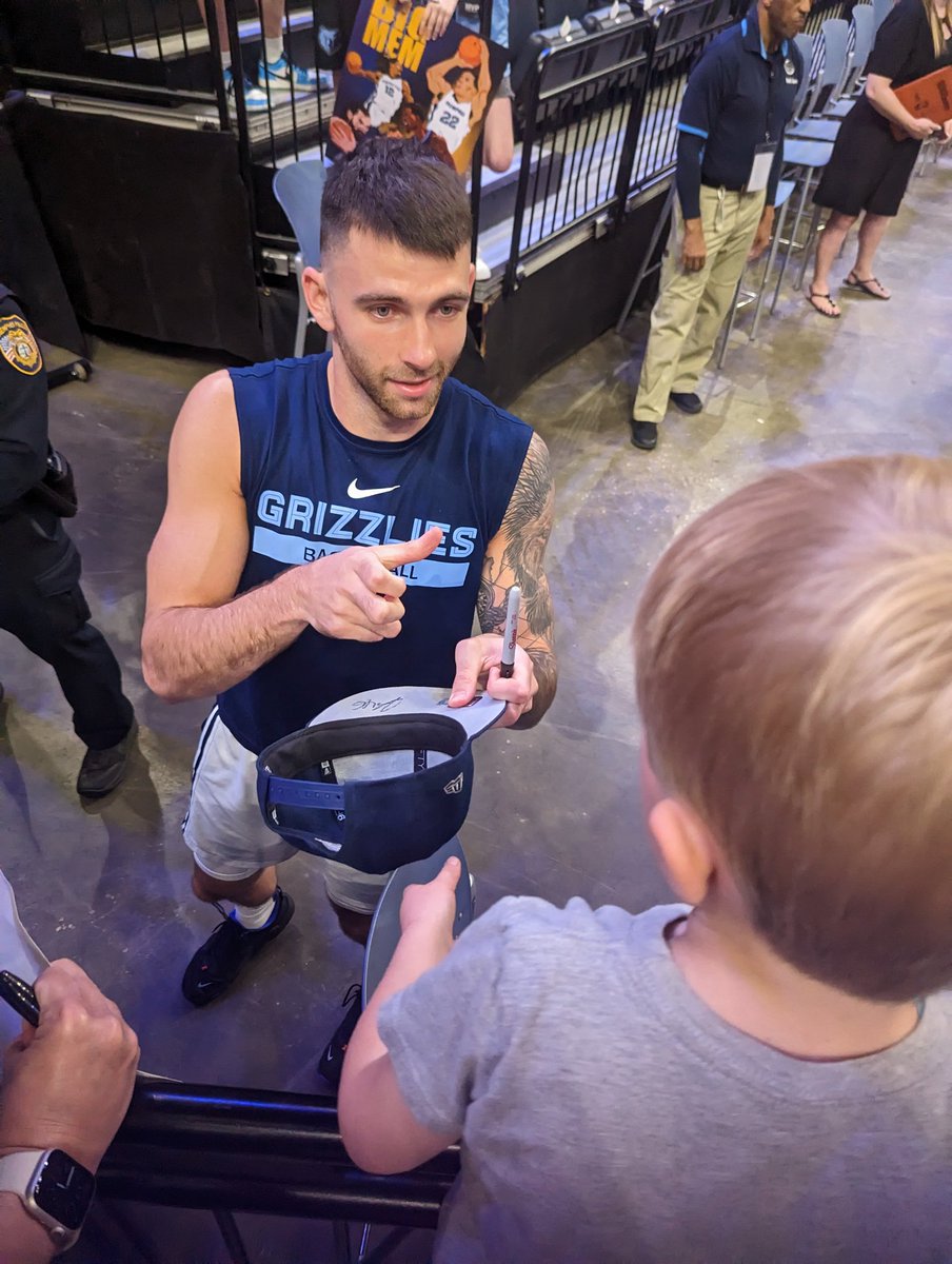 1212Sumner's tweet photo. If anyone is wondering about little kid joy when they get to meet the folks they see on a court/field... Thanks,  @Rookiedunker, @LukeKennard5 &amp; #Johnkonchar. You made this boy's night. @memgrizz #bigmem https://t.co/202uUMvS7S