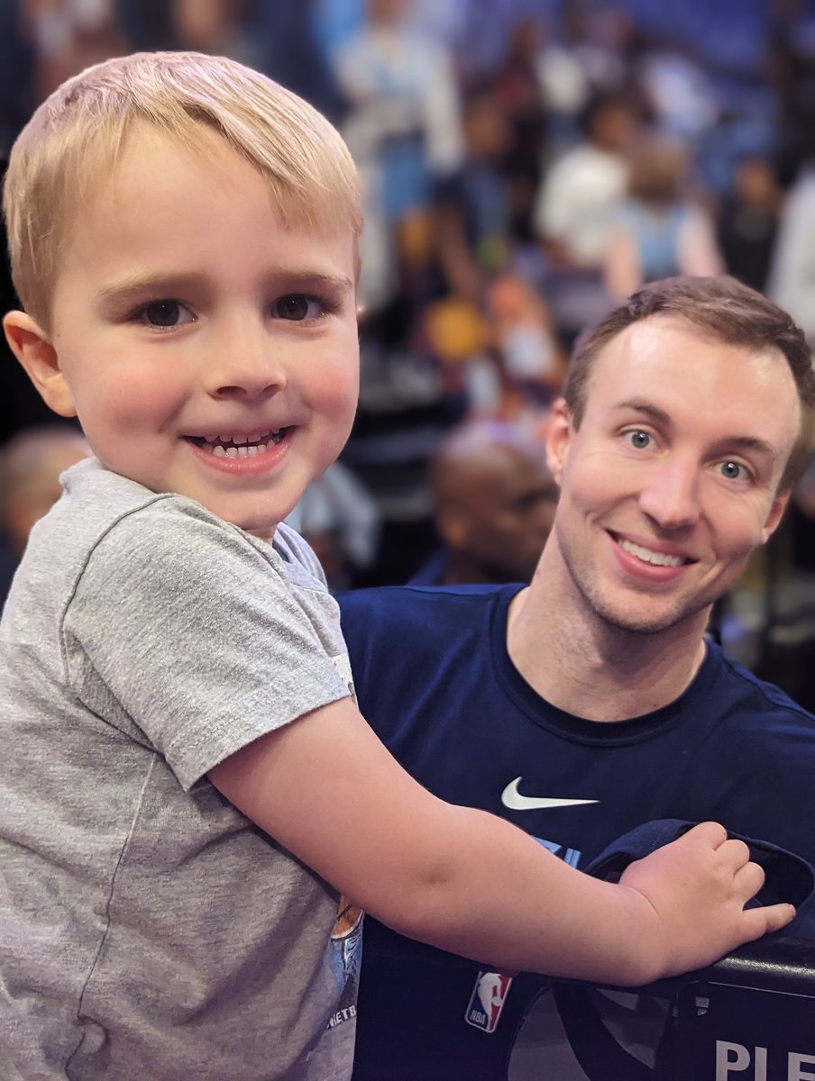 1212Sumner's tweet photo. If anyone is wondering about little kid joy when they get to meet the folks they see on a court/field... Thanks,  @Rookiedunker, @LukeKennard5 &amp; #Johnkonchar. You made this boy's night. @memgrizz #bigmem https://t.co/202uUMvS7S
