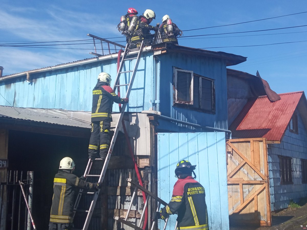cesarhch's tweet photo. Cobertura de incendio de vivienda  en Pob. Padre José Fernández  psje Las Lumas en Puerto Montt https://t.co/L2vtjR6BsX