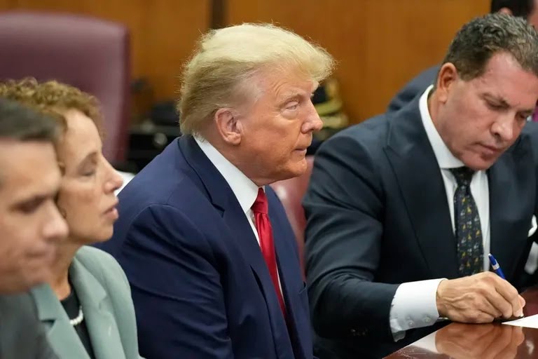 eneida_negrette's tweet photo. #DonaldTrump Ex Pdte de #EEUU fue acusado por tribunal de Manhattan y se declaró “no culpable"  Acusado en #Manhattan de falsificar registros contables de la Organización Trump “para ocultar información perjudicial y actividades ilegales a los votantes estadounidenses https://t.co/zpockmqChX