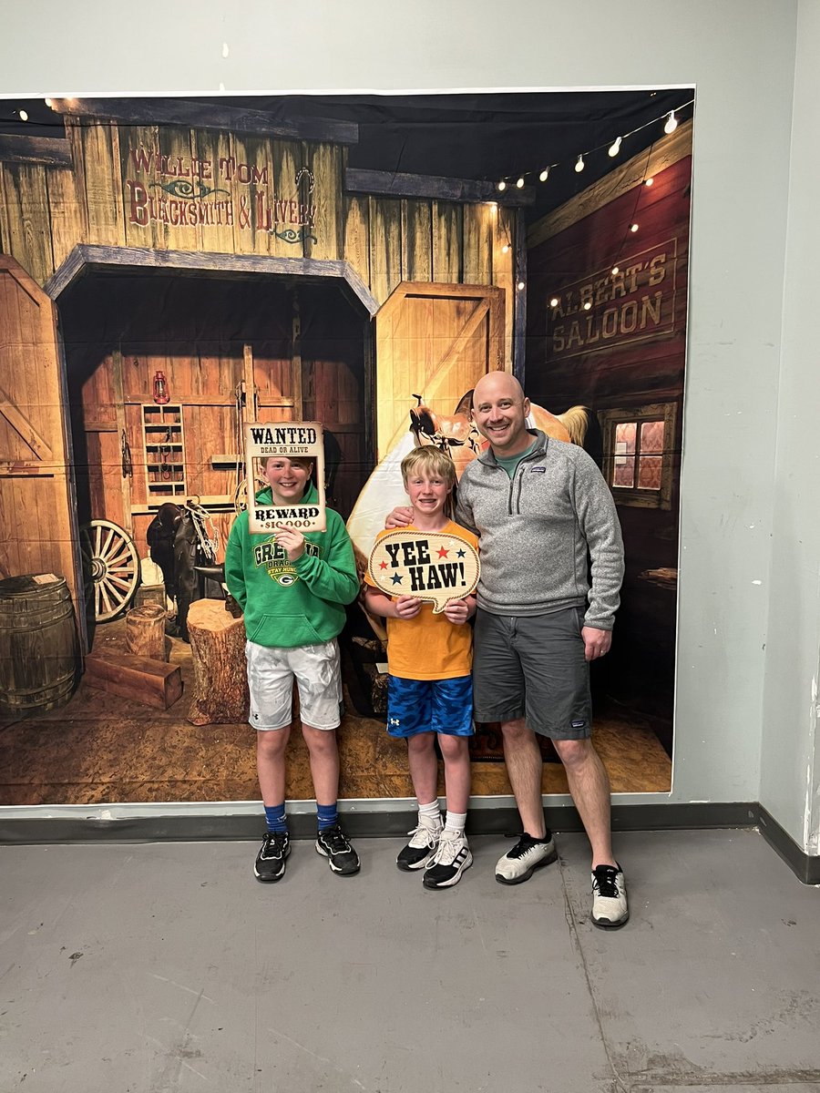BrandonNE27's tweet photo. Had a great time tonight @HHMFoodPantry tonight with these two. Amazing to see the impact they have on the community. @JourneyGretna https://t.co/K7iKBicK51