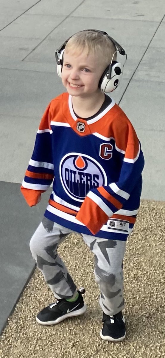 My buddy took his kid to Disneyland and got tickets to the @EdmontonOilers game. Safe to say he’s pretty fired up for his first NHL game. https://t.co/UwiP2ASvAk