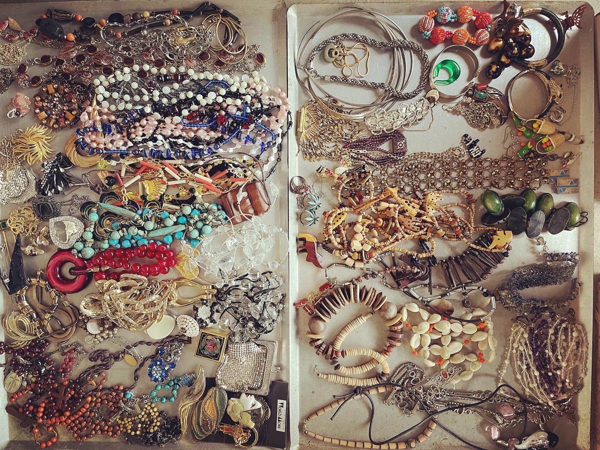 atptic's tweet photo. 新入荷です〜！

イヤリング、ネックレス、ブローチ等のヴィンテージアクセサリーが大量に入荷しました〜！
お待たせしました〜！！！

#アンティーク#ヴィンテージ#ヴィンテージアクセサリー#アクセサリー#ジュエリー#天然石#オシャレ#シルバー#首飾り#デザイン#ガラス#お待たせしました https://t.co/4KoGaQvNDx