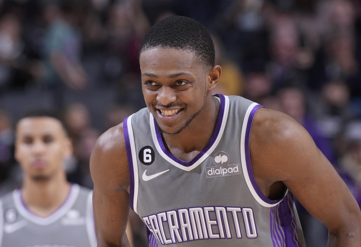 BleacherReport's tweet photo. Kings clinch the Pacific Division for the first time since 2003 👑 https://t.co/UtrZYGbAO3