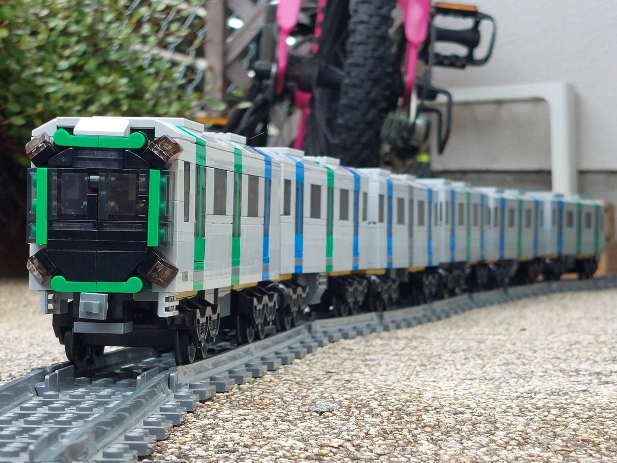 Legoshika__'s tweet photo. [新作] 大阪メトロ400系
宇宙船 オニゴーリとも呼ばれる中央線の新型車両を作りました。特徴的な八角形の顔、小さい側面窓などを再現しました
#レゴトレ  #大阪メトロ https://t.co/RSsFwQuAdU
