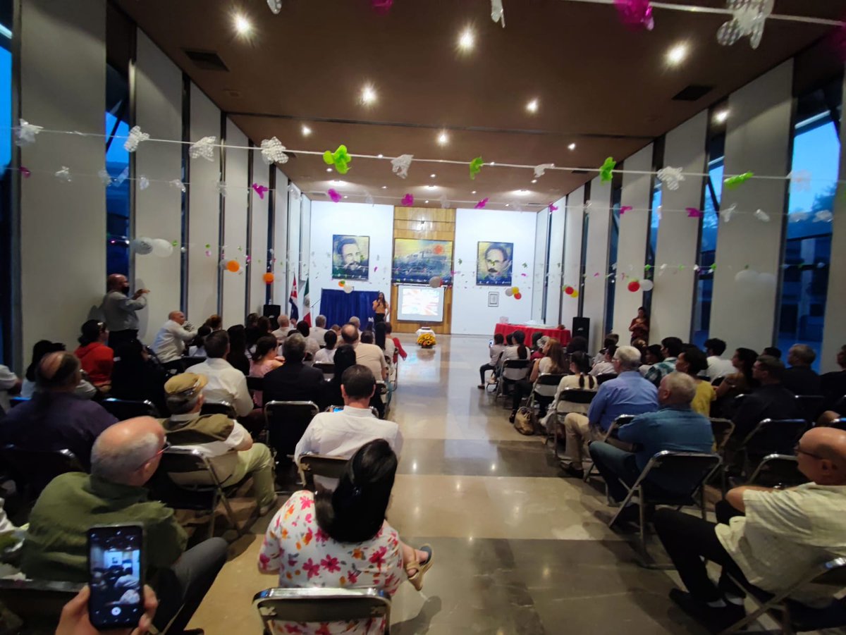 EnterateCubano's tweet photo. Hermosa actividad preparada para los niños y jóvenes cubanos en la Embajada de Cuba en México @EmbaCuMex con la presencia de las alegres abejitas de La Colmenita. Feliz día para todos. 
Vayan a conquistar el futuro !!!! https://t.co/xqxS23AHAq