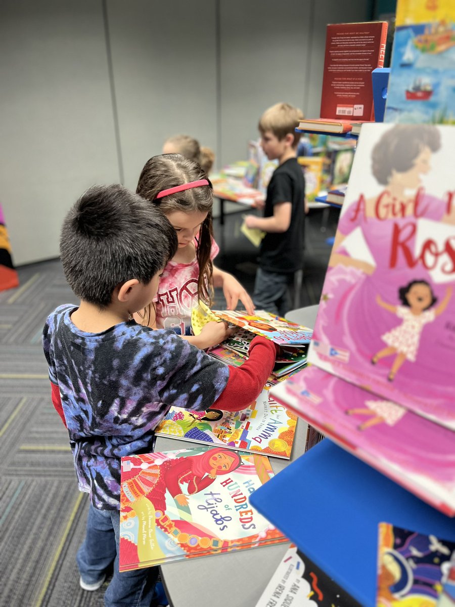 MrsJacobson2's tweet photo. WEPA libros blew us away with all of the amazing multilingual books provided for our Multilingual Book Fair! Heart is so full! 🌎🥰 @WEPALibros @JacalynRubio @Guategirl1122 #Dual158 https://t.co/N0e6GQi3Xv