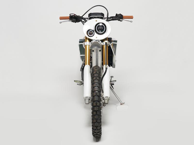 PutiMotor's tweet photo. ホンダ CRF250L を「デウスエクスマキナ」がカスタマイズ❗️

マシン名は「The Preacher／ザ・プリーチャー」。

ビンテージオフティストにフェンダーをセットする事により ‘ネオアーバン’ なスタイルを導き出している😳

https://t.co/ULHtCzgI3y https://t.co/FH60DUT6Iv