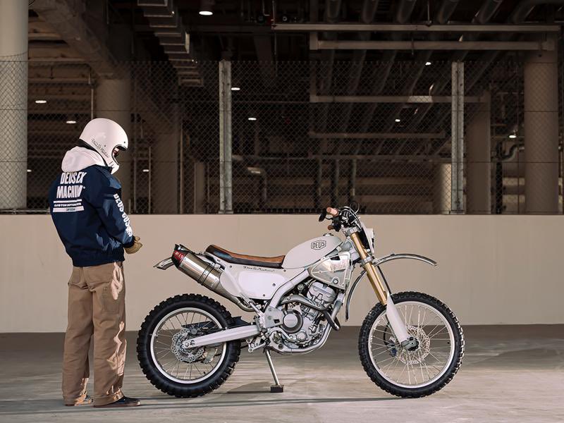 PutiMotor's tweet photo. ホンダ CRF250L を「デウスエクスマキナ」がカスタマイズ❗️

マシン名は「The Preacher／ザ・プリーチャー」。

ビンテージオフティストにフェンダーをセットする事により ‘ネオアーバン’ なスタイルを導き出している😳

https://t.co/ULHtCzgI3y https://t.co/FH60DUT6Iv