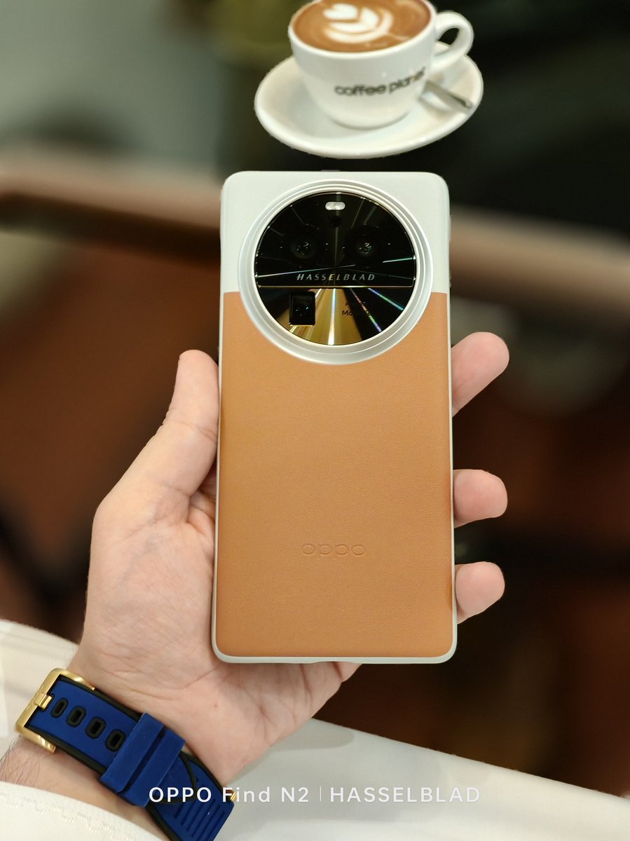 OnlyTechAE's tweet image. Like what @FlossyCarter said late but still great, finally got my new #OPPOFindX6Pro what you think @TheGalox_ , @emkwan looking forward to test it out 😀 #OPPO #Findx6pro #OPPOLevelUp @oppo @OPPOArabia  @Antonio_Luis @AnxiousHolly @GadgetsSpec @ShishirShelke1