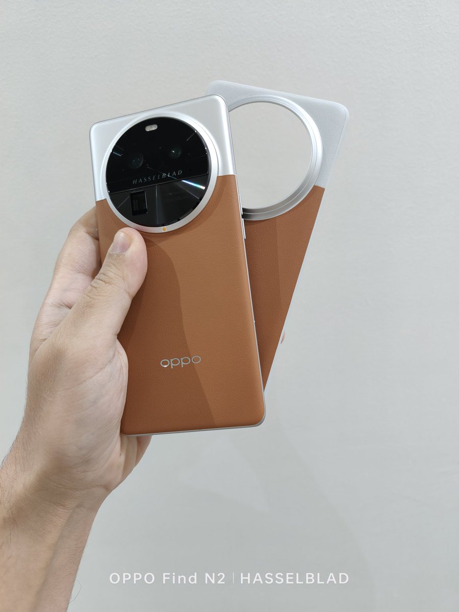 OnlyTechAE's tweet image. Like what @FlossyCarter said late but still great, finally got my new #OPPOFindX6Pro what you think @TheGalox_ , @emkwan looking forward to test it out 😀 #OPPO #Findx6pro #OPPOLevelUp @oppo @OPPOArabia  @Antonio_Luis @AnxiousHolly @GadgetsSpec @ShishirShelke1