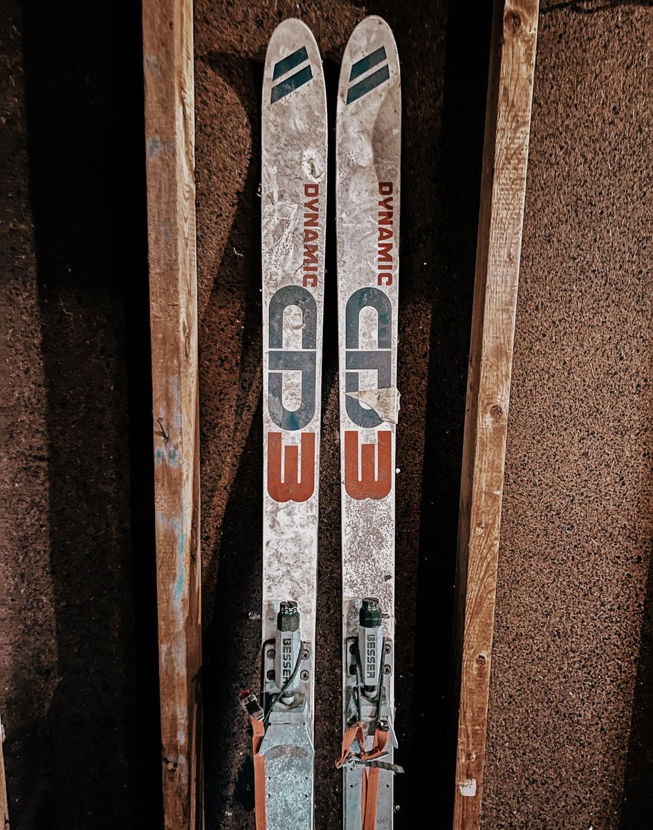 emilybeal_'s tweet photo. Bought my first house (far from the slopes) & the only tangible thing the sellers left: this vintage pair of skis that I found in the garage.
I mean if thatโs not meant to beโฆ idk what is. #snocode https://t.co/i2FM38IAko