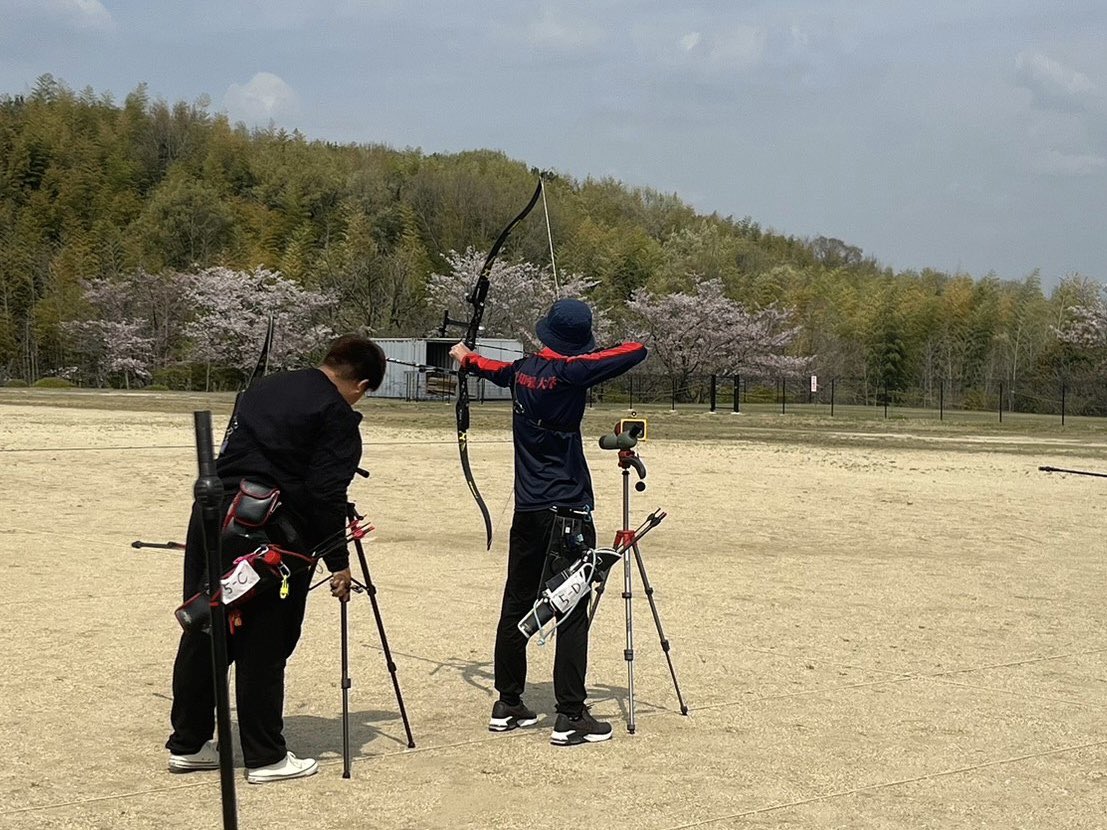 asuarchery's tweet photo. 風が吹いたり止んだり、途中通り雨など不安定な天候でしたが、その中で皆無事に射ち切ることが出来ました。今回の第２戦は新1年生のデビュー戦となりました。これから愛知産業大学アーチェリー部の一員として、共に練習に励んでいきたいと思います。 https://t.co/1Qkmy4zSY3